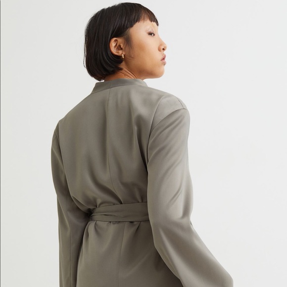 NWT silver gray satin robe style blazer w/ belt size M - Picture 4 of 8